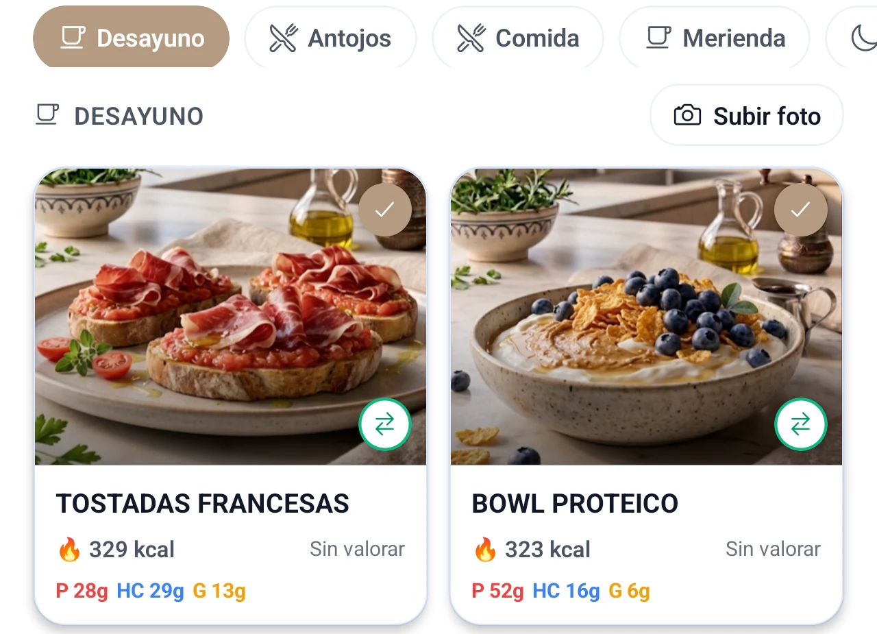 Pantalla de nutrición del cliente en TotalGains con dos opciones de desayuno equivalentes en calorías, sus macros, y el botón de cambiar alimento en cada tarjeta