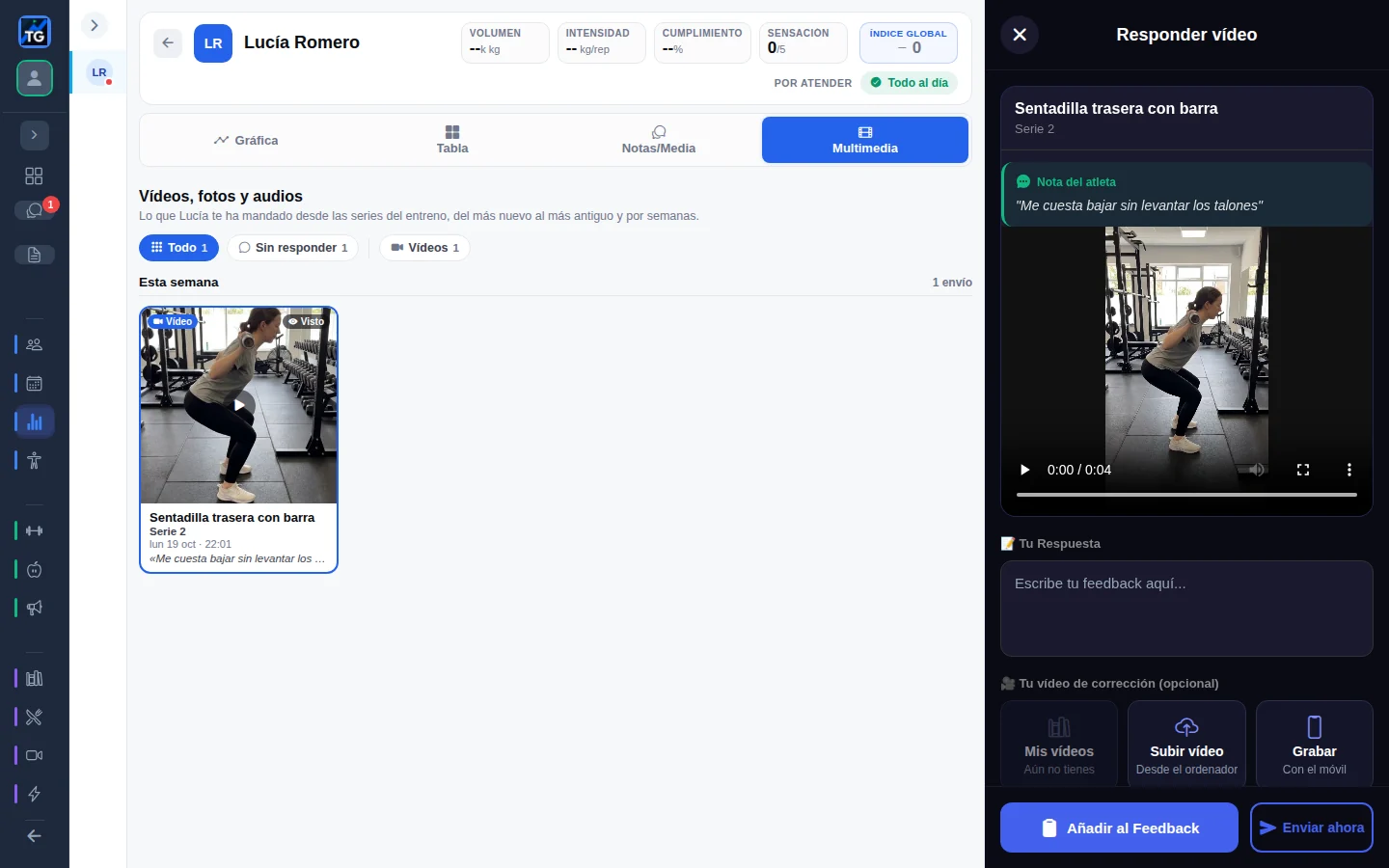 Tu respuesta y tu vídeo, junto al suyo Pantalla «Responder vídeo» de TotalGains en el ordenador: vídeo de sentadilla de la clienta con su nota, campo para la respuesta y tres formas de añadir el vídeo de corrección del entrenador